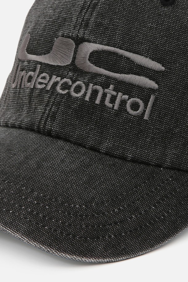 UC / 바이오 워시드 비 비 / 옥스 차콜 볼캡입니다. 부드러운 면 소재에 바이오 워싱 가공을 더해 자연스러운 색감과 편안한 착용감을 선사합니다. 모자 깊이가 깊고 챙 길이가 7.5~8cm로 제작되었으며, 로고 자수와 메탈 버클 디테일이 돋보입니다. 사이즈 조절이 가능하며, 캐주얼, 미니멀, 시티보이 스타일을 연출하기 좋습니다. 동네 마실룩이나 산책룩에 매치하여 편안하면서도 스타일리시한 룩을 완성해보세요.
