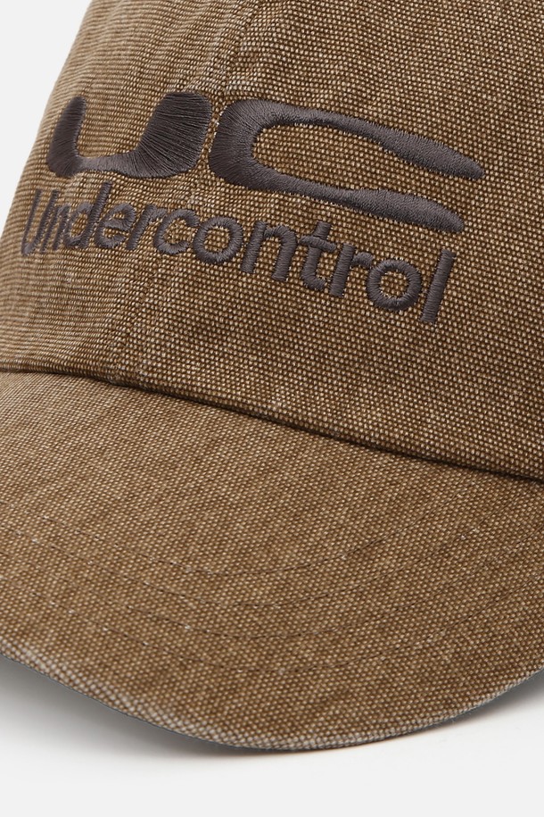 유씨 / 바이오 워시드 비 비 / 옥스 데저트 볼캡은 부드러운 촉감의 면 100% 소재로 제작되어 편안한 착용감을 선사합니다. 깊은 모자 깊이와 7.5~8cm의 챙 넓이로 안정적인 핏을 제공하며, 바이오 워싱 가공을 통해 자연스러운 색감과 워싱감을 더했습니다. 데저트 컬러에 로고 자수와 메탈 버클 디테일이 더해져 캐주얼, 미니멀, 시티보이 스타일을 연출하기 좋습니다. 사이즈 조절 기능으로 편안하게 착용할 수 있으며, 동네 마실룩, 산책룩, 여행룩 등 다양한 TPO에 활용하기 좋은 아이템입니다. 봄, 여름, 가을 계절에 착용하기 좋은 얇은 두께감의 볼캡입니다.
