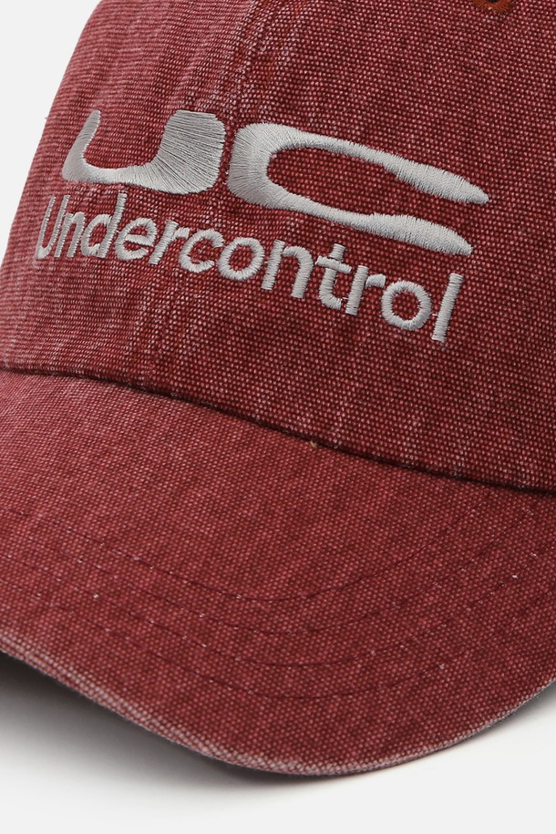 UC / 바이오 워시드 비비 / 옥스포드 레드는 부드러운 면 소재로 제작된 볼캡입니다. 깊은 모자 깊이와 7.5~8cm의 챙 넓이로 편안한 착용감을 선사하며, 일상, 산책, 여행 등 다양한 TPO에 활용하기 좋습니다. 바이오 워싱 가공을 통해 자연스러운 멋을 더했으며, 뒷면 메탈 버클 스트랩으로 사이즈 조절이 용이합니다. 전면에 로고 자수, 뒷면 미니 라벨, 그리고 미니멀, 캐주얼, 스트리트 스타일을 연출하기 좋은 디자인입니다.
