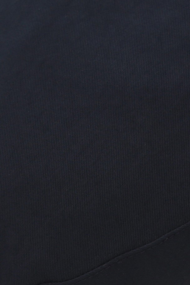 UC / HUNTING / NC / NV 헌팅캡은 네이비 컬러의 공용 모자로, 봄, 여름 시즌에 착용하기 좋습니다. 나일론과 면 혼방 소재로 제작되어 부드러운 촉감을 선사하며, 얇은 두께감으로 시원하게 착용할 수 있습니다. 챙 넓이는 5cm이며, 모자 깊이는 11-12cm입니다. 무지 스타일로 클래식한 캐주얼 룩을 연출하며, 양면 착용이 가능하고 실버톤 로고 자수가 디자인 포인트로 더해졌습니다. 동네 마실룩, 산책룩, 여행룩 등 다양한 TPO에 활용하기 좋은 미니멀한 디자인의 헌팅캡입니다.
