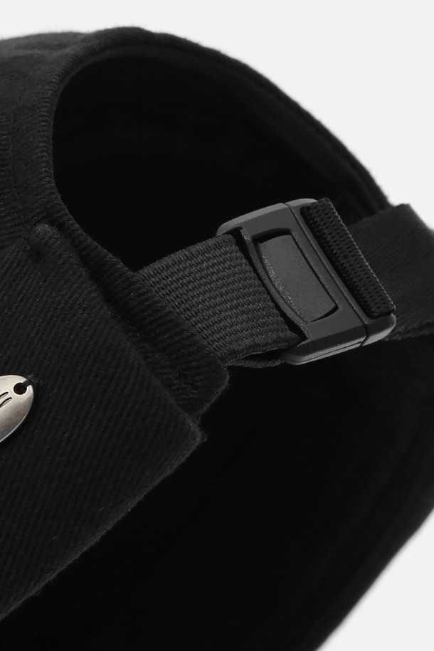 UC / MOLD CAP / CAMP / FADED BLACK (유씨 / 몰드 캡 / 캠프 / 페이드 블랙) 캠프캡입니다. 부드러운 면 소재로 제작되어 편안한 착용감을 선사하며, 봄, 여름 계절에 적합합니다. 자연스러운 실루엣과 페이드 워싱 처리로 빈티지한 멋을 더했습니다. 중간 모자 깊이와 일반 챙 넓이로 디자인되었으며, 사이즈 조절이 가능한 버클 스트랩이 있습니다. 엠보싱 처리된 UC 로고 메달 라벨과 핸드 스티칭 디테일이 특징이며, 캐주얼, 미니멀, 시티보이 스타일의 동네 마실룩, 산책룩에 잘 어울립니다.
