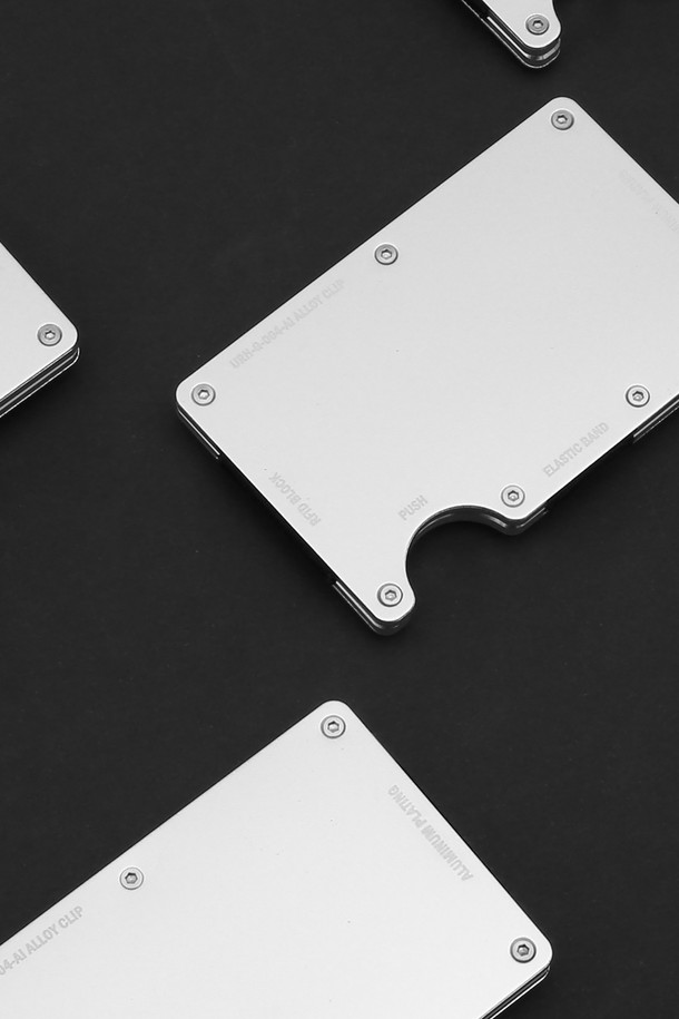 URH - G - 004 - AI ALLOY CLIP (알로이 클립)은 남녀 모두 사용할 수 있는 머니클립입니다. 심플하고 모던한 스타일로, 비즈니스 캐주얼에 잘 어울리며, 미니멀하고 클래식한 분위기를 연출합니다. 실버와 화이트 두 가지 색상으로 제공되며, 에폭시와 합성 소재를 사용하여 제작되었습니다. 클립형 잠금 방식으로, 소지품을 안전하게 보관할 수 있습니다. 무지 디자인의 머니클립으로, 일상생활에서 간편하게 사용할 수 있습니다.
