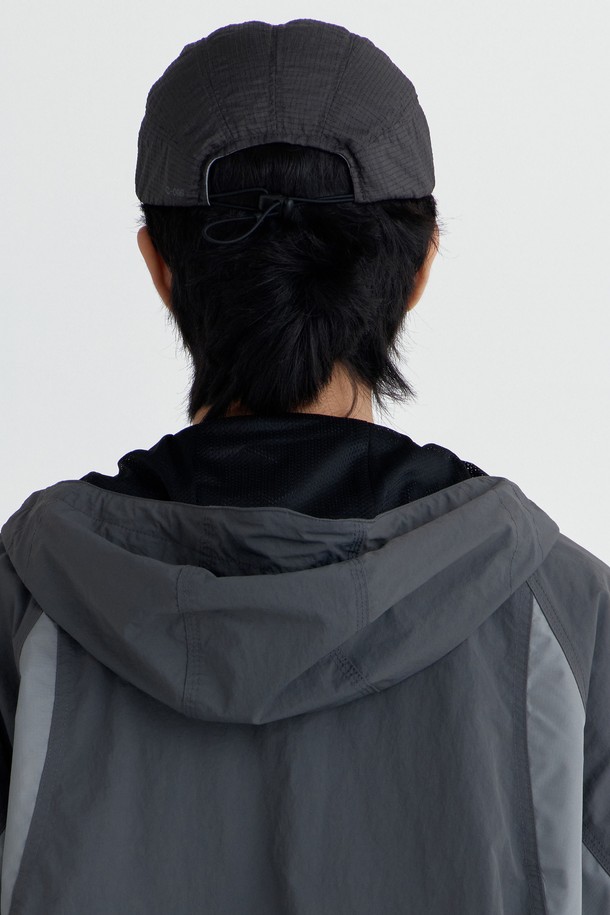 URH - C - 006 - GBR - CH (URH - C - 006 - GBR - CH) 캠프캡입니다. 차콜 컬러의 이 모자는 러닝, 트레킹, 하이킹, 일상 등 다양한 용도로 활용 가능하며, 봄, 여름, 가을에 착용하기 좋습니다. 얇은 두께감과 부드러운 촉감의 나일론, 폴리에스테르 혼방 소재로 제작되었으며, 립스탑 원단을 사용하여 내구성을 높였습니다. 11~12cm의 모자 깊이와 6cm 챙 넓이로 편안한 착용감을 제공하며, 빈티지 워싱 패턴이 특징입니다. 우진 플라스틱 조절장치, 12mm 밴드, 에어로쿨 스웨트밴드, 사이즈 조절, 흡습, 속건, 통기, 경량 기능으로 활동성을 높였습니다. 캐주얼, 고프코어, 스포티 스타일의 러닝룩, 등산룩, 여행룩에 적합합니다.
