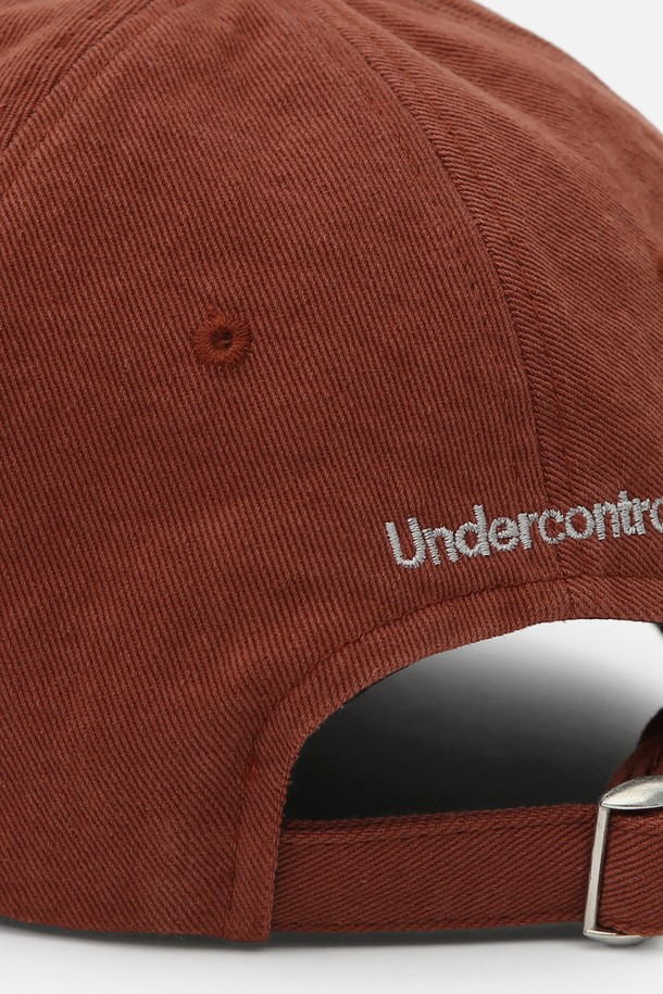 **UC / WASHED B B / BRICK (유씨 / 워시드 비 비 / 브릭)**

부드러운 빈티지 촉감의 "브릭레드" 컬러 볼캡입니다. 면 100% 소재로 제작되어 사계절 내내 착용하기 좋으며, 얇은 두께감으로 편안한 착용감을 선사합니다. 앞면에는 시그니처 로고 자수가, 뒷면 중앙에는 브랜드 로고 자수가 포인트로 디자인되었습니다. 13cm의 모자 깊이와 6.5~7cm의 챙 넓이, 그리고 사이즈 조절이 가능한 버클 스트랩으로 편안하게 착용할 수 있으며, 소프트 스타일 크라운으로 부드러운 실루엣을 연출합니다. 캐주얼, 미니멀, 클래식 스타일의 "동네 마실룩"과 "산책룩"에 잘 어울립니다.
