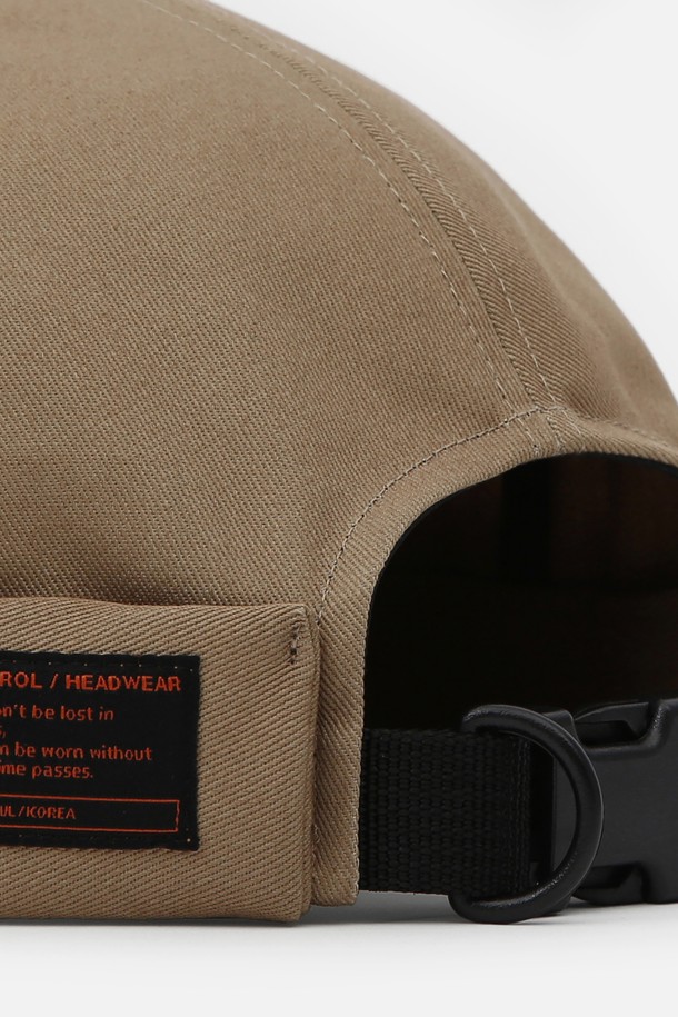 몰드캡/트윌 코튼/컴뱃/데저트입니다. 면 소재의 부드러운 촉감이 돋보이는 비니 스타일의 몰드캡으로, 사계절 내내 활용하기 좋습니다. 미니멀하고 캐주얼한 디자인으로, 동네 마실룩이나 산책룩에 자연스럽게 어울립니다. 후면 플라스틱 버클 스트랩으로 사이즈 조절이 용이하며, 7-12cm의 모자 깊이와 챙이 없는 디자인이 특징입니다. 베이지와 데저트 두 가지 컬러로 출시되었으며, 무지 패턴에 라벨과 버클 장식으로 포인트를 더했습니다. 원 사이즈(56-60cm)로 편안하게 착용할 수 있습니다.
