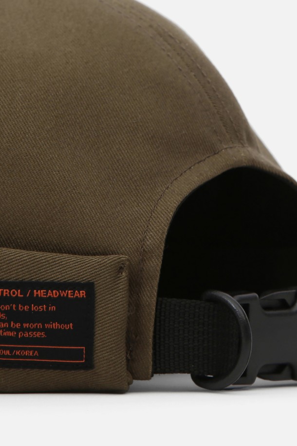 몰드 캡 (MOLD CAP) / 트윌 코튼 (TWILL COTTON) / 컴뱃 (COMBAT) / 카키는 사계절 내내 착용하기 좋은 모자입니다. 부드러운 면 소재의 트윌 (Twil) 패턴으로 제작되었으며, 비니 스타일 디자인으로 편안한 착용감을 제공합니다. 7-12cm 모자 깊이와 챙이 없는 디자인으로 캐주얼, 미니멀, 시티 보이 스타일 연출에 용이합니다. 라벨과 플라스틱 버클 스트랩 디테일이 있으며, 56-60cm 내부 둘레로 사이즈 조절이 가능하여 누구나 편안하게 착용할 수 있습니다. 동네 마실룩이나 산책룩에 매치하여 멋스러운 스타일을 완성해보세요.
