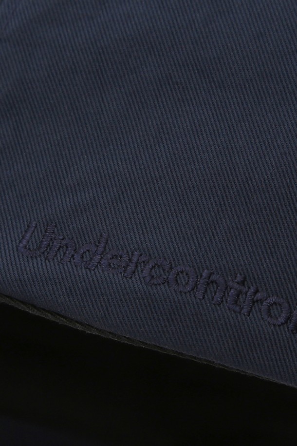 **UC 5패널 윙 캡 (네이비)**

부드러운 촉감의 나일론, 면 혼방 소재로 제작된 네이비 컬러의 캡모자입니다. 얇은 두께감으로 봄, 여름에 착용하기 좋으며, 5 패널 구조와 트러커 캡 디자인이 특징입니다. 13cm 모자 깊이와 6.5~7cm 챙 넓이로 편안한 착용감을 제공하며, 사이즈 조절이 가능합니다. 실버톤 시그니처 로고 자수와 버클 디자인으로 포인트를 더했습니다. 동네 마실룩, 산책룩, 여행룩, 캐주얼, 미니멀, 시티보이 스타일을 즐기는 분들께 추천합니다.
