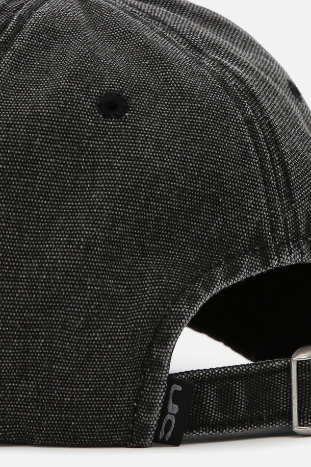 UC / 바이오 워시드 비 비 / 옥스 차콜 볼캡입니다. 부드러운 면 소재에 바이오 워싱 가공을 더해 자연스러운 색감과 편안한 착용감을 선사합니다. 모자 깊이가 깊고 챙 길이가 7.5~8cm로 제작되었으며, 로고 자수와 메탈 버클 디테일이 돋보입니다. 사이즈 조절이 가능하며, 캐주얼, 미니멀, 시티보이 스타일을 연출하기 좋습니다. 동네 마실룩이나 산책룩에 매치하여 편안하면서도 스타일리시한 룩을 완성해보세요.
