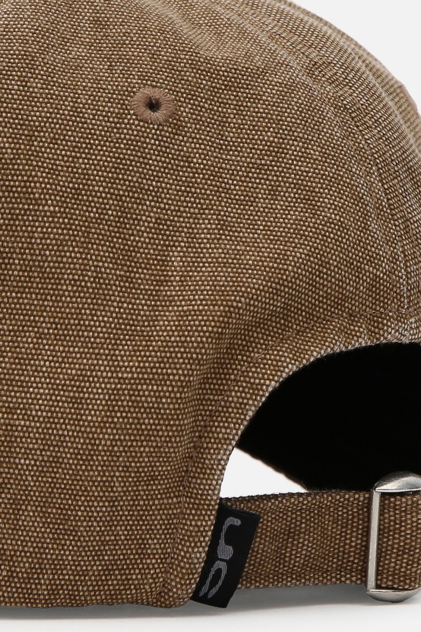 유씨 / 바이오 워시드 비 비 / 옥스 데저트 볼캡은 부드러운 촉감의 면 100% 소재로 제작되어 편안한 착용감을 선사합니다. 깊은 모자 깊이와 7.5~8cm의 챙 넓이로 안정적인 핏을 제공하며, 바이오 워싱 가공을 통해 자연스러운 색감과 워싱감을 더했습니다. 데저트 컬러에 로고 자수와 메탈 버클 디테일이 더해져 캐주얼, 미니멀, 시티보이 스타일을 연출하기 좋습니다. 사이즈 조절 기능으로 편안하게 착용할 수 있으며, 동네 마실룩, 산책룩, 여행룩 등 다양한 TPO에 활용하기 좋은 아이템입니다. 봄, 여름, 가을 계절에 착용하기 좋은 얇은 두께감의 볼캡입니다.
