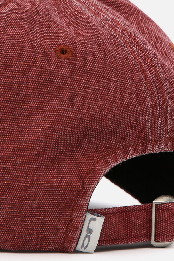 UC / 바이오 워시드 비비 / 옥스포드 레드는 부드러운 면 소재로 제작된 볼캡입니다. 깊은 모자 깊이와 7.5~8cm의 챙 넓이로 편안한 착용감을 선사하며, 일상, 산책, 여행 등 다양한 TPO에 활용하기 좋습니다. 바이오 워싱 가공을 통해 자연스러운 멋을 더했으며, 뒷면 메탈 버클 스트랩으로 사이즈 조절이 용이합니다. 전면에 로고 자수, 뒷면 미니 라벨, 그리고 미니멀, 캐주얼, 스트리트 스타일을 연출하기 좋은 디자인입니다.
