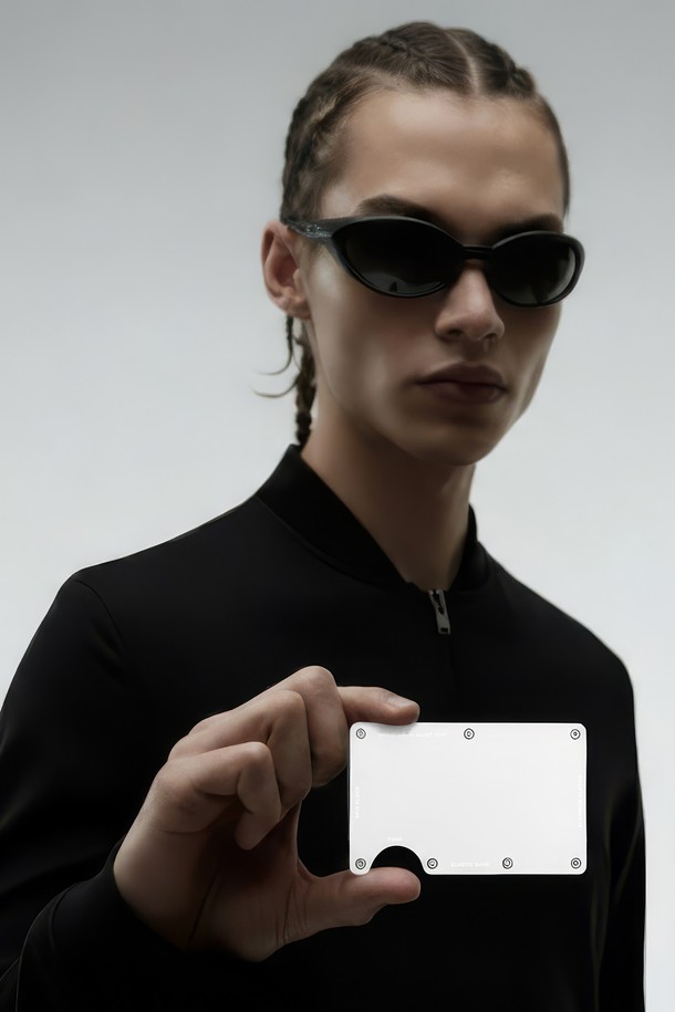 URH - G - 004 - AI ALLOY CLIP (알로이 클립)은 남녀 모두 사용할 수 있는 머니클립입니다. 심플하고 모던한 스타일로, 비즈니스 캐주얼에 잘 어울리며, 미니멀하고 클래식한 분위기를 연출합니다. 실버와 화이트 두 가지 색상으로 제공되며, 에폭시와 합성 소재를 사용하여 제작되었습니다. 클립형 잠금 방식으로, 소지품을 안전하게 보관할 수 있습니다. 무지 디자인의 머니클립으로, 일상생활에서 간편하게 사용할 수 있습니다.
