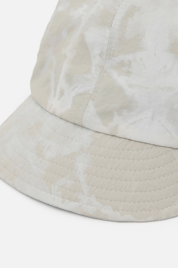 URH - C - 001 - WN - DE (유알에이치 - 씨 - 공공일 - 더블류엔 - 디이) 캡모자는 일상과 아웃도어 활동에 적합하며, 봄, 여름, 가을 계절에 착용하기 좋습니다. 베이지와 데저트 두 가지 컬러로 출시되었으며, 나일론과 폴리에스테르 혼방 소재로 제작되어 부드러운 촉감을 선사합니다. 11~12cm 깊이, 5.5cm 챙 넓이의 디자인에 빈티지 워싱 패턴이 돋보이며, 얇은 두께감으로 시원하게 착용할 수 있습니다. 플렉스 바이저, 퀵스트랩, 엘라스틱 밴드 등의 디테일과 흡습, 속건, 통기성, 쿨링 기능이 더해져 캐주얼, 고프코어, 스포티한 스타일 연출에 용이합니다.
