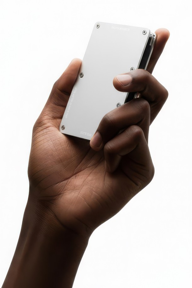 URH - G - 004 - AI ALLOY CLIP (알로이 클립)은 남녀 모두 사용할 수 있는 머니클립입니다. 심플하고 모던한 스타일로, 비즈니스 캐주얼에 잘 어울리며, 미니멀하고 클래식한 분위기를 연출합니다. 실버와 화이트 두 가지 색상으로 제공되며, 에폭시와 합성 소재를 사용하여 제작되었습니다. 클립형 잠금 방식으로, 소지품을 안전하게 보관할 수 있습니다. 무지 디자인의 머니클립으로, 일상생활에서 간편하게 사용할 수 있습니다.
