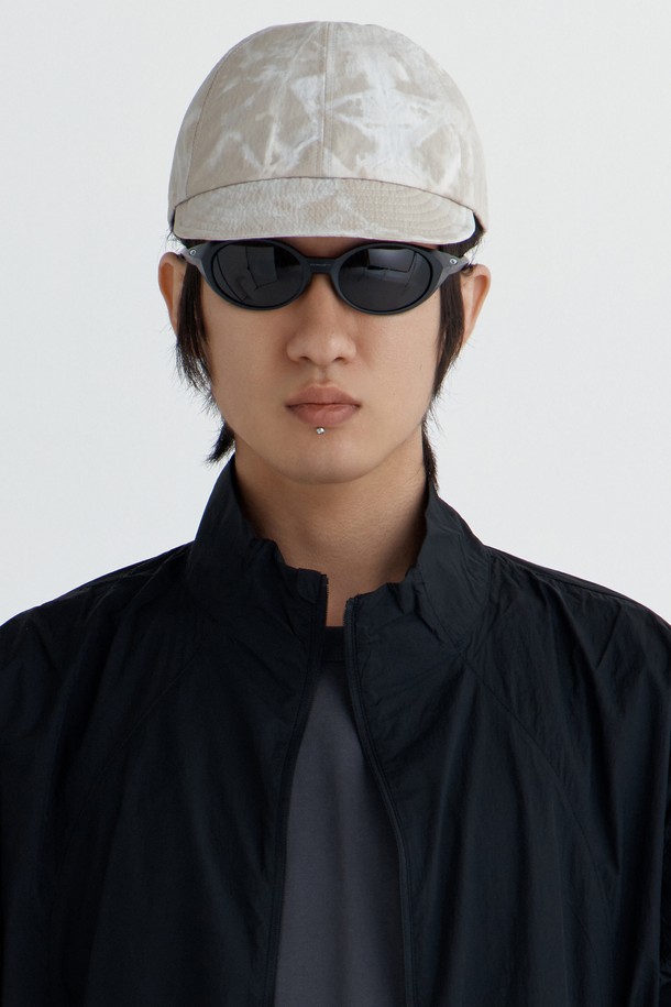 URH - C - 001 - WN - DE (유알에이치 - 씨 - 공공일 - 더블류엔 - 디이) 캡모자는 일상과 아웃도어 활동에 적합하며, 봄, 여름, 가을 계절에 착용하기 좋습니다. 베이지와 데저트 두 가지 컬러로 출시되었으며, 나일론과 폴리에스테르 혼방 소재로 제작되어 부드러운 촉감을 선사합니다. 11~12cm 깊이, 5.5cm 챙 넓이의 디자인에 빈티지 워싱 패턴이 돋보이며, 얇은 두께감으로 시원하게 착용할 수 있습니다. 플렉스 바이저, 퀵스트랩, 엘라스틱 밴드 등의 디테일과 흡습, 속건, 통기성, 쿨링 기능이 더해져 캐주얼, 고프코어, 스포티한 스타일 연출에 용이합니다.
