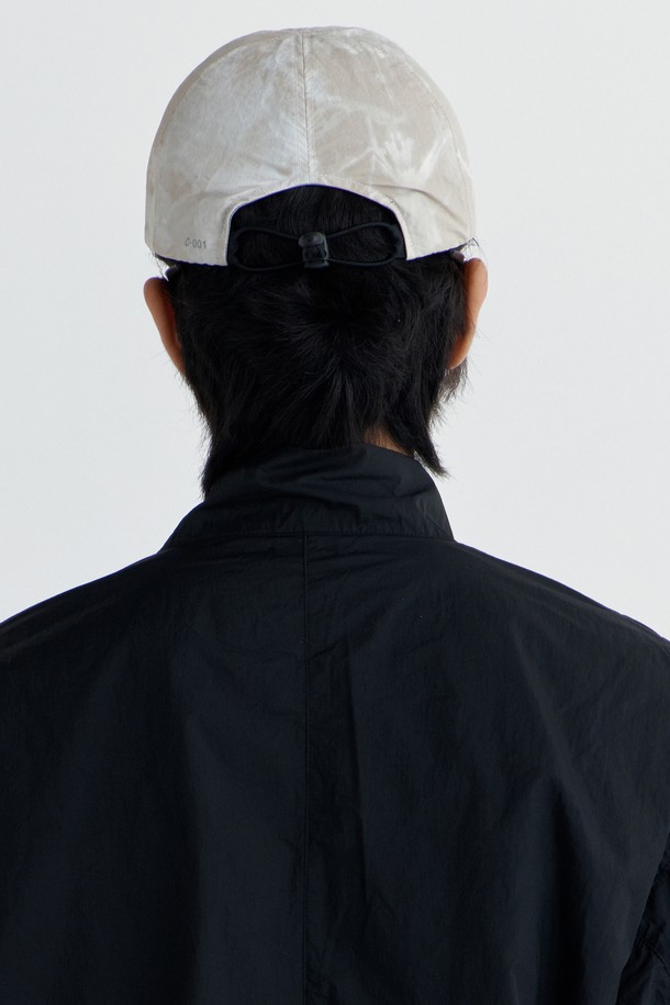 URH - C - 001 - WN - DE (유알에이치 - 씨 - 공공일 - 더블류엔 - 디이) 캡모자는 일상과 아웃도어 활동에 적합하며, 봄, 여름, 가을 계절에 착용하기 좋습니다. 베이지와 데저트 두 가지 컬러로 출시되었으며, 나일론과 폴리에스테르 혼방 소재로 제작되어 부드러운 촉감을 선사합니다. 11~12cm 깊이, 5.5cm 챙 넓이의 디자인에 빈티지 워싱 패턴이 돋보이며, 얇은 두께감으로 시원하게 착용할 수 있습니다. 플렉스 바이저, 퀵스트랩, 엘라스틱 밴드 등의 디테일과 흡습, 속건, 통기성, 쿨링 기능이 더해져 캐주얼, 고프코어, 스포티한 스타일 연출에 용이합니다.
