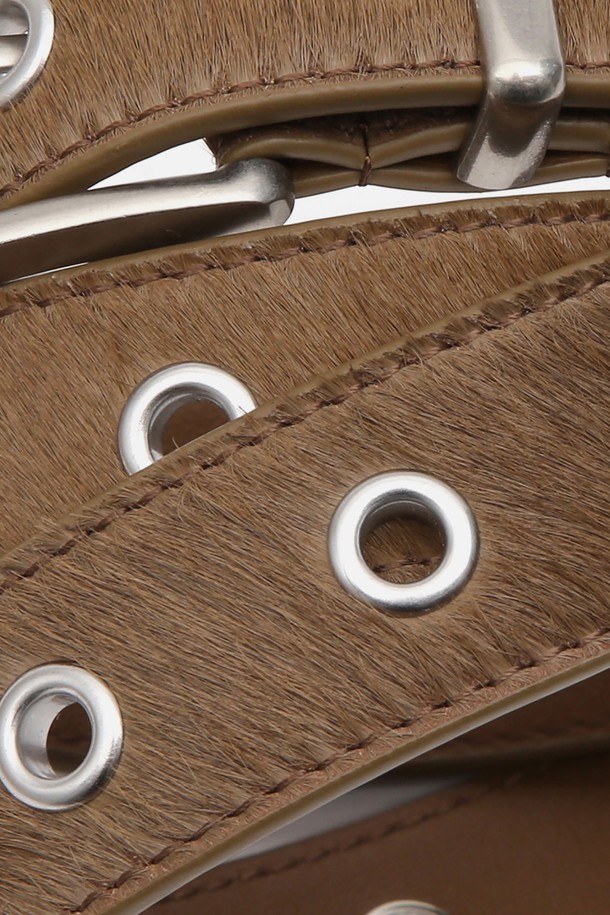 헤어카프 소재의 "헤어카프 벨트 / 아이렛 / 브라운" 제품입니다. 캐주얼하고 미니멀한 스타일에 잘 어울리는 브라운 컬러의 벨트로, 일상복에 포인트를 더할 수 있습니다. 아일렛 디테일이 돋보이는 디자인으로, 버클 여밈 방식입니다. 무지 패턴으로 제작되어 어떤 스타일에도 매치하기 용이합니다.
