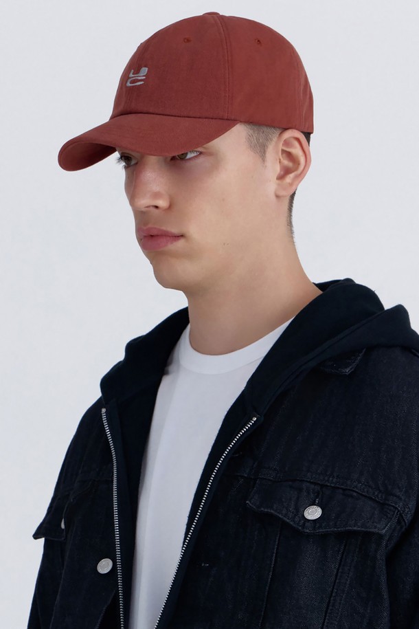**UC / WASHED B B / BRICK (유씨 / 워시드 비 비 / 브릭)**

부드러운 빈티지 촉감의 "브릭레드" 컬러 볼캡입니다. 면 100% 소재로 제작되어 사계절 내내 착용하기 좋으며, 얇은 두께감으로 편안한 착용감을 선사합니다. 앞면에는 시그니처 로고 자수가, 뒷면 중앙에는 브랜드 로고 자수가 포인트로 디자인되었습니다. 13cm의 모자 깊이와 6.5~7cm의 챙 넓이, 그리고 사이즈 조절이 가능한 버클 스트랩으로 편안하게 착용할 수 있으며, 소프트 스타일 크라운으로 부드러운 실루엣을 연출합니다. 캐주얼, 미니멀, 클래식 스타일의 "동네 마실룩"과 "산책룩"에 잘 어울립니다.

