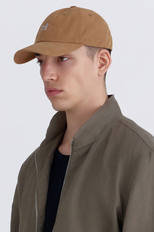 UC (유씨) / WASHED B B (워시드 비비) / DESERT (데저트) 볼캡은 부드러운 면 소재로 제작되어 편안한 착용감을 선사합니다. 빈티지한 워싱 가공으로 자연스러운 멋을 더하며, 앞면에는 시그니처 로고 자수가, 뒷면에는 자수 디테일이 포인트로 들어가 있습니다. 13cm의 모자 깊이와 6.5~7cm의 챙 넓이로 제작되었으며, 뒷면 버클 스트랩으로 사이즈 조절이 가능합니다. 캐주얼, 미니멀, 스트리트 스타일 모두 소화 가능하며, 동네 마실룩, 산책룩, 여행룩에 활용하기 좋습니다.
