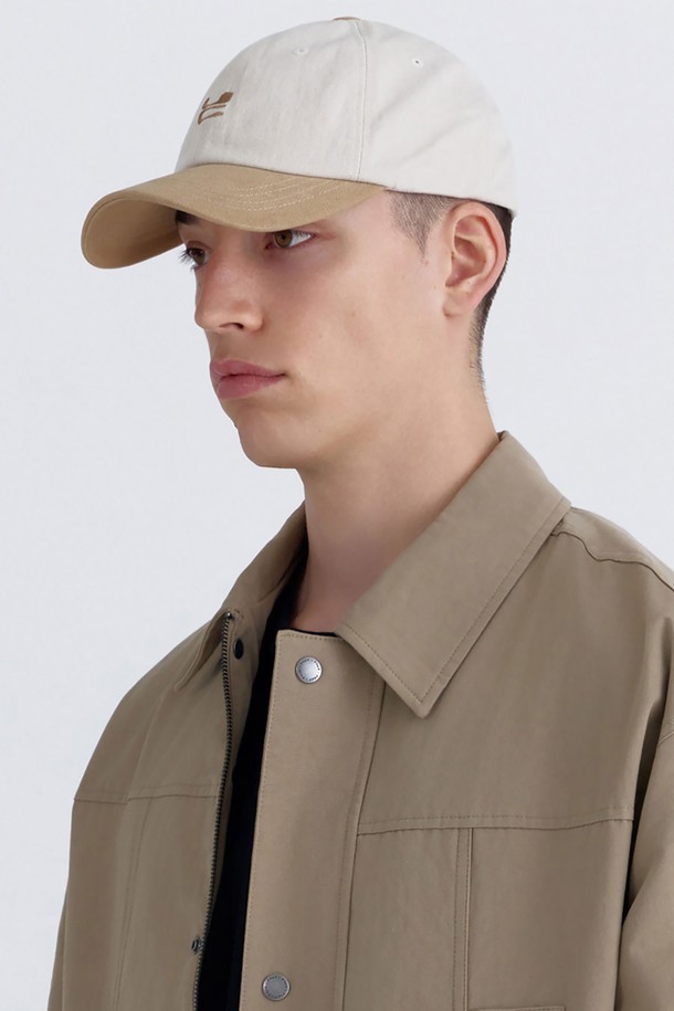 UC / WASHED B B / DESERT MIX (워시드 비 비 / 데저트 믹스) 볼캡입니다. 베이지와 화이트 두 가지 색상으로 제공되며, 봄, 여름, 가을 계절에 착용하기 좋습니다. 면 소재로 제작되어 부드러운 촉감을 자랑하며, 일반 깊이와 챙 넓이로 편안한 착용감을 선사합니다. 무지 패턴에 투톤 배색과 로고 디자인으로 포인트를 주어 캐주얼, 미니멀, 시티보이 스타일 연출에 용이하며, 동네 마실룩, 산책룩, 여행룩 등 다양한 TPO에 활용 가능합니다.
