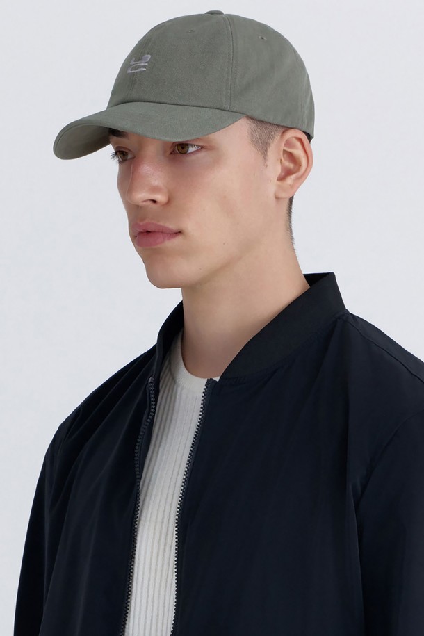 UC / WASHED B B / KHAKI (워시드 비 비 / 카키) 볼캡입니다. 부드러운 면 100% 소재로 제작되어 편안한 착용감을 선사하며, 사계절 내내 활용하기 좋습니다. 빈티지한 워싱 가공과 로고 자수 디테일이 돋보이며, 버클 스트랩으로 사이즈 조절이 가능합니다. 모자 깊이 13cm, 챙 넓이 6.5~7cm로, 캐주얼, 미니멀, 클래식 스타일 모두 소화 가능하며 동네 마실룩, 산책룩, 여행룩에 잘 어울립니다.
