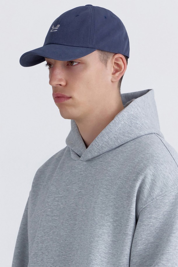 유씨(UC) 워시드 비 비(WASHED B B) 네이비 볼캡입니다. 부드러운 면 소재로 제작되어 편안한 착용감을 선사하며, 워싱 처리된 네이비 컬러가 빈티지한 멋을 더합니다. 모자 깊이 13cm, 챙 넓이 6.5~7cm로, 소프트한 크라운 스타일과 버클 스트랩으로 사이즈 조절이 가능합니다. 로고 자수 디테일이 돋보이며, 데일리룩, 산책룩 등 캐주얼, 미니멀, 클래식 스타일 어디에나 잘 어울립니다. 사계절 내내 활용 가능한 실용적인 아이템입니다.
