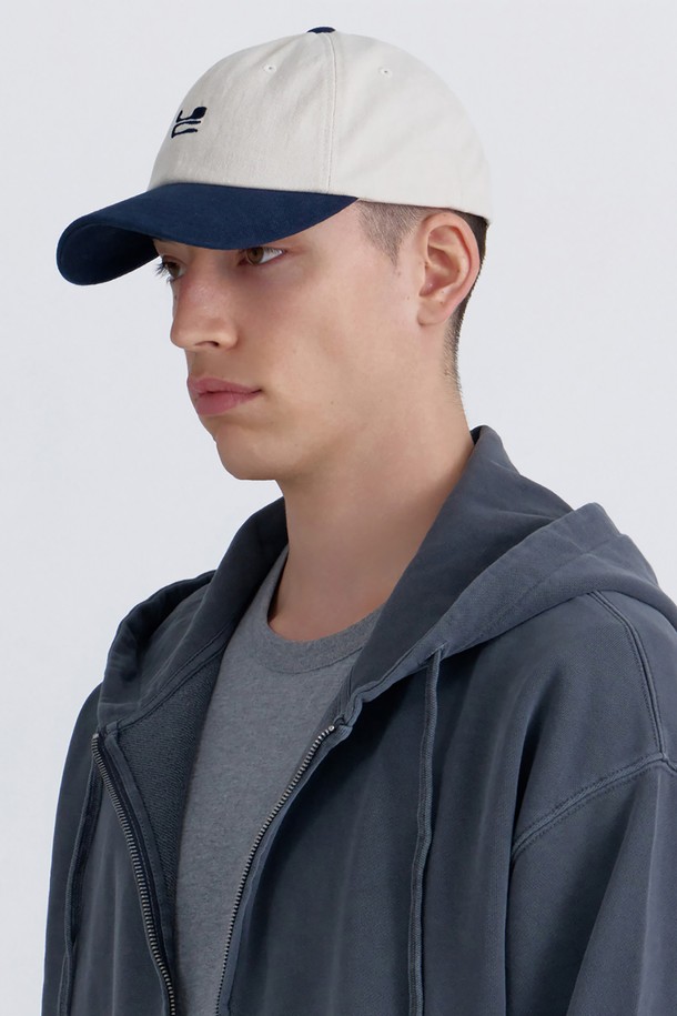 UC / 워시드 비 비 / 네이비 믹스 볼캡은 면 100% 소재로 제작되어 사계절 내내 착용하기 좋습니다. 부드러운 크라운 스타일과 빈티지한 촉감의 워싱 처리된 면 소재가 특징이며, 로고 자수 디테일로 포인트를 더했습니다. 모자 깊이 13cm, 챙 넓이 6.5~7cm로, 뒷면 버클 스트랩을 통해 사이즈 조절이 가능합니다. 캐주얼, 미니멀, 클래식 스타일의 옷차림에 잘 어울리며, 동네 마실룩이나 산책룩에 편안하게 매치할 수 있습니다.
