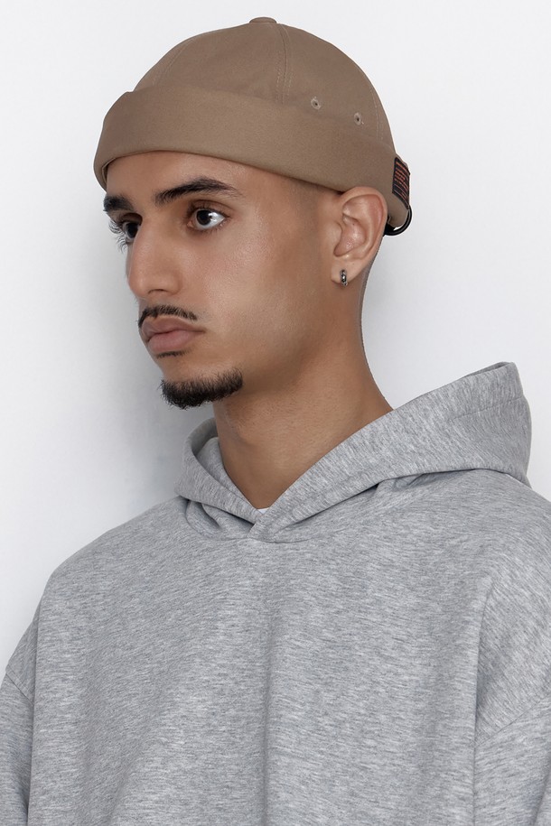 몰드캡/트윌 코튼/컴뱃/데저트입니다. 면 소재의 부드러운 촉감이 돋보이는 비니 스타일의 몰드캡으로, 사계절 내내 활용하기 좋습니다. 미니멀하고 캐주얼한 디자인으로, 동네 마실룩이나 산책룩에 자연스럽게 어울립니다. 후면 플라스틱 버클 스트랩으로 사이즈 조절이 용이하며, 7-12cm의 모자 깊이와 챙이 없는 디자인이 특징입니다. 베이지와 데저트 두 가지 컬러로 출시되었으며, 무지 패턴에 라벨과 버클 장식으로 포인트를 더했습니다. 원 사이즈(56-60cm)로 편안하게 착용할 수 있습니다.
