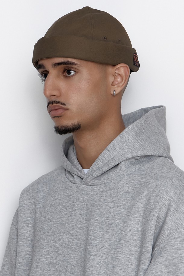 몰드 캡 (MOLD CAP) / 트윌 코튼 (TWILL COTTON) / 컴뱃 (COMBAT) / 카키는 사계절 내내 착용하기 좋은 모자입니다. 부드러운 면 소재의 트윌 (Twil) 패턴으로 제작되었으며, 비니 스타일 디자인으로 편안한 착용감을 제공합니다. 7-12cm 모자 깊이와 챙이 없는 디자인으로 캐주얼, 미니멀, 시티 보이 스타일 연출에 용이합니다. 라벨과 플라스틱 버클 스트랩 디테일이 있으며, 56-60cm 내부 둘레로 사이즈 조절이 가능하여 누구나 편안하게 착용할 수 있습니다. 동네 마실룩이나 산책룩에 매치하여 멋스러운 스타일을 완성해보세요.
