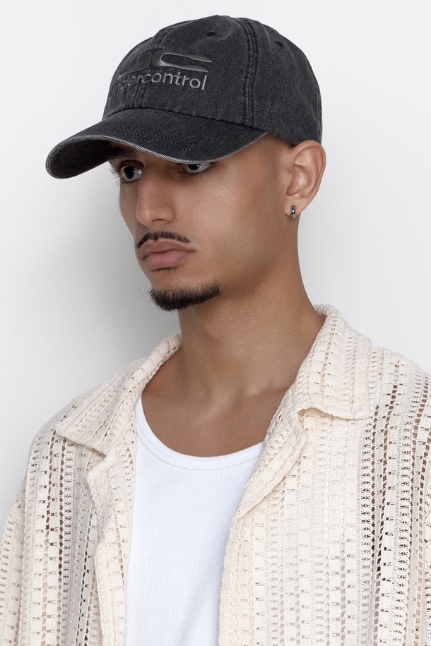 UC / 바이오 워시드 비 비 / 옥스 차콜 볼캡입니다. 부드러운 면 소재에 바이오 워싱 가공을 더해 자연스러운 색감과 편안한 착용감을 선사합니다. 모자 깊이가 깊고 챙 길이가 7.5~8cm로 제작되었으며, 로고 자수와 메탈 버클 디테일이 돋보입니다. 사이즈 조절이 가능하며, 캐주얼, 미니멀, 시티보이 스타일을 연출하기 좋습니다. 동네 마실룩이나 산책룩에 매치하여 편안하면서도 스타일리시한 룩을 완성해보세요.
