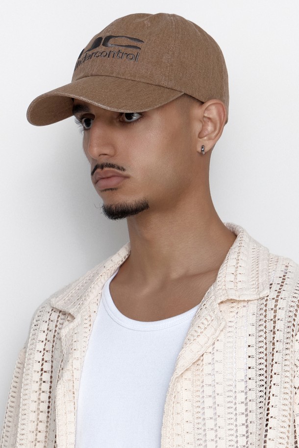 유씨 / 바이오 워시드 비 비 / 옥스 데저트 볼캡은 부드러운 촉감의 면 100% 소재로 제작되어 편안한 착용감을 선사합니다. 깊은 모자 깊이와 7.5~8cm의 챙 넓이로 안정적인 핏을 제공하며, 바이오 워싱 가공을 통해 자연스러운 색감과 워싱감을 더했습니다. 데저트 컬러에 로고 자수와 메탈 버클 디테일이 더해져 캐주얼, 미니멀, 시티보이 스타일을 연출하기 좋습니다. 사이즈 조절 기능으로 편안하게 착용할 수 있으며, 동네 마실룩, 산책룩, 여행룩 등 다양한 TPO에 활용하기 좋은 아이템입니다. 봄, 여름, 가을 계절에 착용하기 좋은 얇은 두께감의 볼캡입니다.
