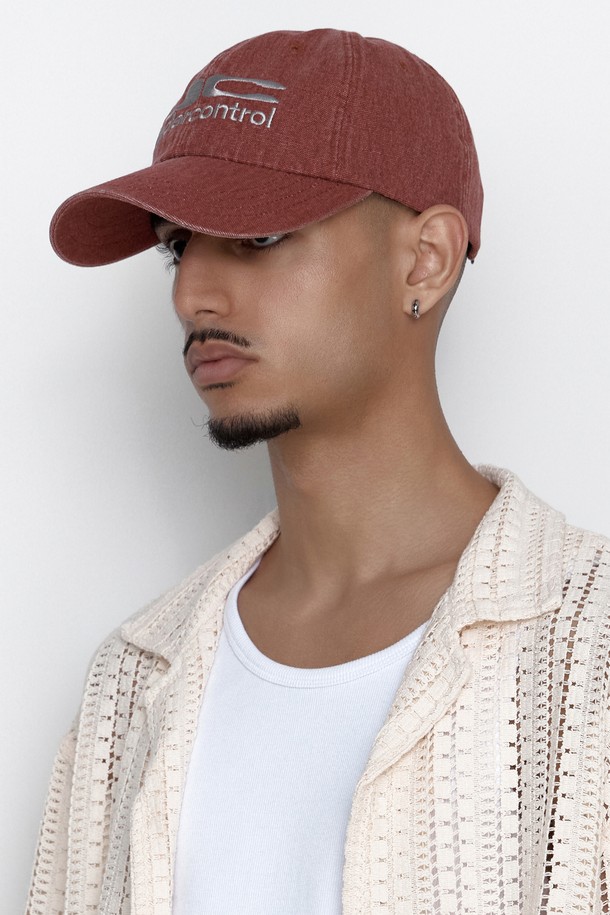 UC / 바이오 워시드 비비 / 옥스포드 레드는 부드러운 면 소재로 제작된 볼캡입니다. 깊은 모자 깊이와 7.5~8cm의 챙 넓이로 편안한 착용감을 선사하며, 일상, 산책, 여행 등 다양한 TPO에 활용하기 좋습니다. 바이오 워싱 가공을 통해 자연스러운 멋을 더했으며, 뒷면 메탈 버클 스트랩으로 사이즈 조절이 용이합니다. 전면에 로고 자수, 뒷면 미니 라벨, 그리고 미니멀, 캐주얼, 스트리트 스타일을 연출하기 좋은 디자인입니다.
