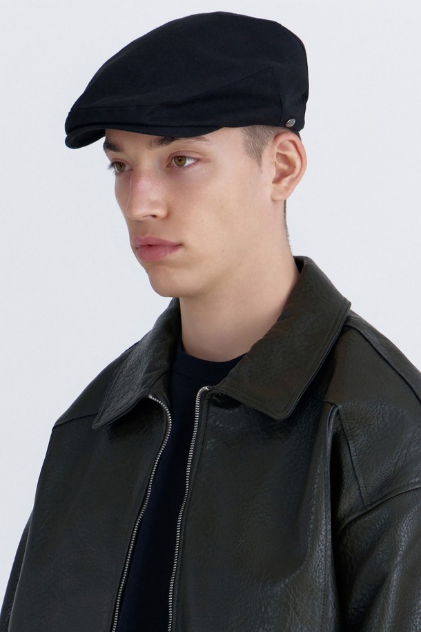 **UC / 헌팅 / 페이드 블랙**

부드러운 면 소재로 제작된, 남녀 공용 헌팅캡입니다. 자연스러운 페이드 가공으로 빈티지한 멋을 더했으며, 착용할수록 더욱 멋스러운 디자인을 자랑합니다. 5cm 챙 너비에 소프크 크라운 형태, 얇은 두께감으로 편안한 착용감을 제공합니다. 엠보싱 메달 라벨로 포인트를 더했으며, 통기성과 리버시블 기능을 갖춰 두 가지 스타일을 연출할 수 있습니다. 동네 마실룩, 산책룩, 여행룩 등 캐주얼, 미니멀, 클래식 스타일 모두에 잘 어울립니다.
