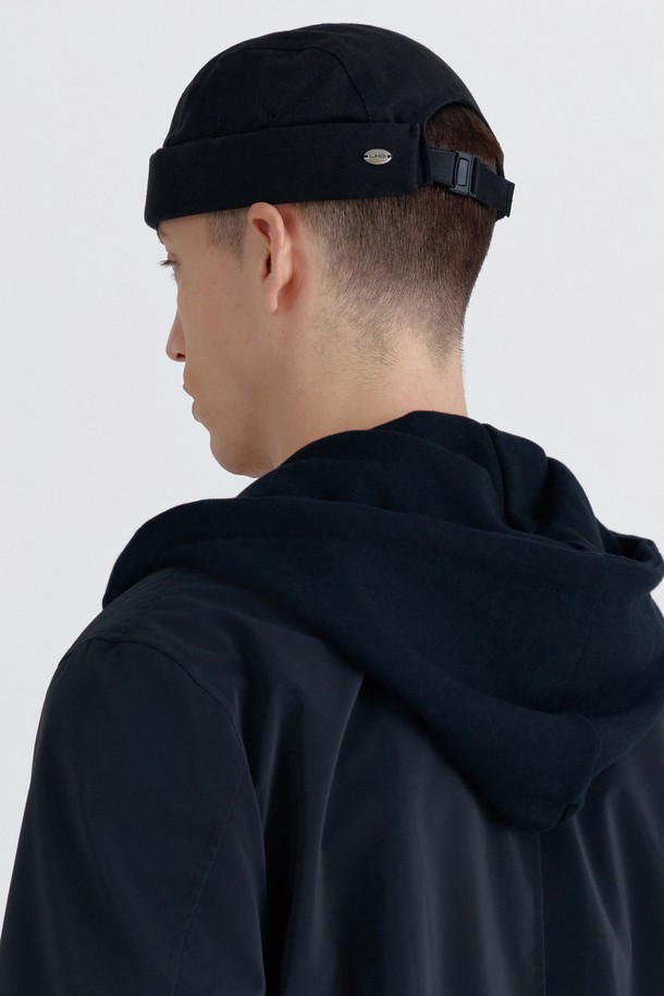 UC / MOLD CAP / CAMP / FADED BLACK (유씨 / 몰드 캡 / 캠프 / 페이드 블랙) 캠프캡입니다. 부드러운 면 소재로 제작되어 편안한 착용감을 선사하며, 봄, 여름 계절에 적합합니다. 자연스러운 실루엣과 페이드 워싱 처리로 빈티지한 멋을 더했습니다. 중간 모자 깊이와 일반 챙 넓이로 디자인되었으며, 사이즈 조절이 가능한 버클 스트랩이 있습니다. 엠보싱 처리된 UC 로고 메달 라벨과 핸드 스티칭 디테일이 특징이며, 캐주얼, 미니멀, 시티보이 스타일의 동네 마실룩, 산책룩에 잘 어울립니다.
