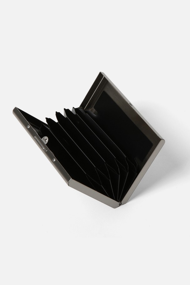 메탈릭 그레이 색상의 스테인리스 스틸 소재 6카드 홀더입니다. 슬림한 디자인과 뛰어난 내구성을 자랑하며, 카드 수납에 최적화된 상품입니다. 오피스룩, 비즈니스 캐주얼, 모임룩 등 다양한 TPO에 잘 어울리며, 미니멀, 시크, 클래식 스타일을 선호하는 분들께 추천합니다. 
