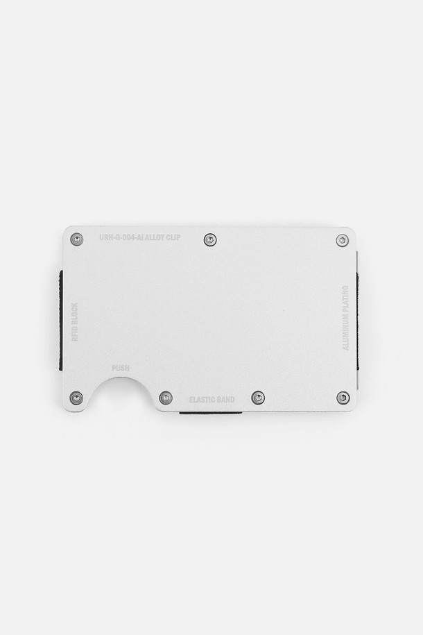URH - G - 004 - AI ALLOY CLIP (알로이 클립)은 남녀 모두 사용할 수 있는 머니클립입니다. 심플하고 모던한 스타일로, 비즈니스 캐주얼에 잘 어울리며, 미니멀하고 클래식한 분위기를 연출합니다. 실버와 화이트 두 가지 색상으로 제공되며, 에폭시와 합성 소재를 사용하여 제작되었습니다. 클립형 잠금 방식으로, 소지품을 안전하게 보관할 수 있습니다. 무지 디자인의 머니클립으로, 일상생활에서 간편하게 사용할 수 있습니다.
