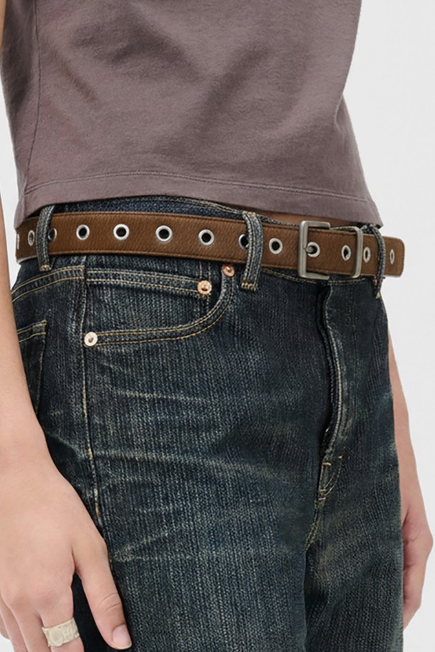 헤어카프 소재의 "헤어카프 벨트 / 아이렛 / 브라운" 제품입니다. 캐주얼하고 미니멀한 스타일에 잘 어울리는 브라운 컬러의 벨트로, 일상복에 포인트를 더할 수 있습니다. 아일렛 디테일이 돋보이는 디자인으로, 버클 여밈 방식입니다. 무지 패턴으로 제작되어 어떤 스타일에도 매치하기 용이합니다.
