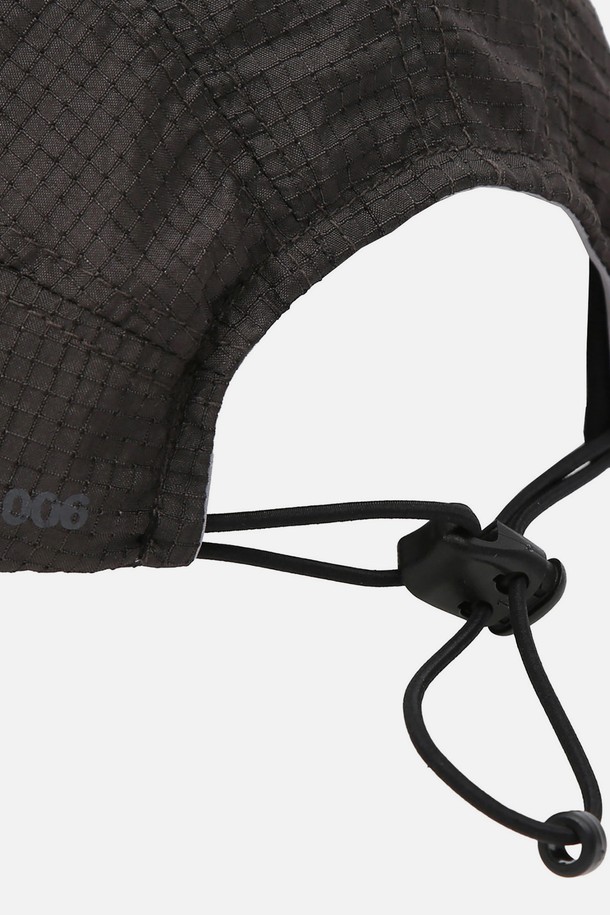 URH - C - 006 - GBR - CH (URH - C - 006 - GBR - CH) 캠프캡입니다. 차콜 컬러의 이 모자는 러닝, 트레킹, 하이킹, 일상 등 다양한 용도로 활용 가능하며, 봄, 여름, 가을에 착용하기 좋습니다. 얇은 두께감과 부드러운 촉감의 나일론, 폴리에스테르 혼방 소재로 제작되었으며, 립스탑 원단을 사용하여 내구성을 높였습니다. 11~12cm의 모자 깊이와 6cm 챙 넓이로 편안한 착용감을 제공하며, 빈티지 워싱 패턴이 특징입니다. 우진 플라스틱 조절장치, 12mm 밴드, 에어로쿨 스웨트밴드, 사이즈 조절, 흡습, 속건, 통기, 경량 기능으로 활동성을 높였습니다. 캐주얼, 고프코어, 스포티 스타일의 러닝룩, 등산룩, 여행룩에 적합합니다.
