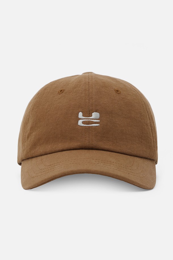 UC (유씨) / WASHED B B (워시드 비비) / DESERT (데저트) 볼캡은 부드러운 면 소재로 제작되어 편안한 착용감을 선사합니다. 빈티지한 워싱 가공으로 자연스러운 멋을 더하며, 앞면에는 시그니처 로고 자수가, 뒷면에는 자수 디테일이 포인트로 들어가 있습니다. 13cm의 모자 깊이와 6.5~7cm의 챙 넓이로 제작되었으며, 뒷면 버클 스트랩으로 사이즈 조절이 가능합니다. 캐주얼, 미니멀, 스트리트 스타일 모두 소화 가능하며, 동네 마실룩, 산책룩, 여행룩에 활용하기 좋습니다.
