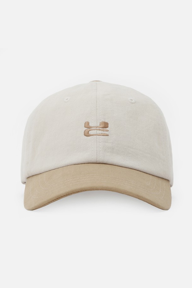 UC / WASHED B B / DESERT MIX (워시드 비 비 / 데저트 믹스) 볼캡입니다. 베이지와 화이트 두 가지 색상으로 제공되며, 봄, 여름, 가을 계절에 착용하기 좋습니다. 면 소재로 제작되어 부드러운 촉감을 자랑하며, 일반 깊이와 챙 넓이로 편안한 착용감을 선사합니다. 무지 패턴에 투톤 배색과 로고 디자인으로 포인트를 주어 캐주얼, 미니멀, 시티보이 스타일 연출에 용이하며, 동네 마실룩, 산책룩, 여행룩 등 다양한 TPO에 활용 가능합니다.
