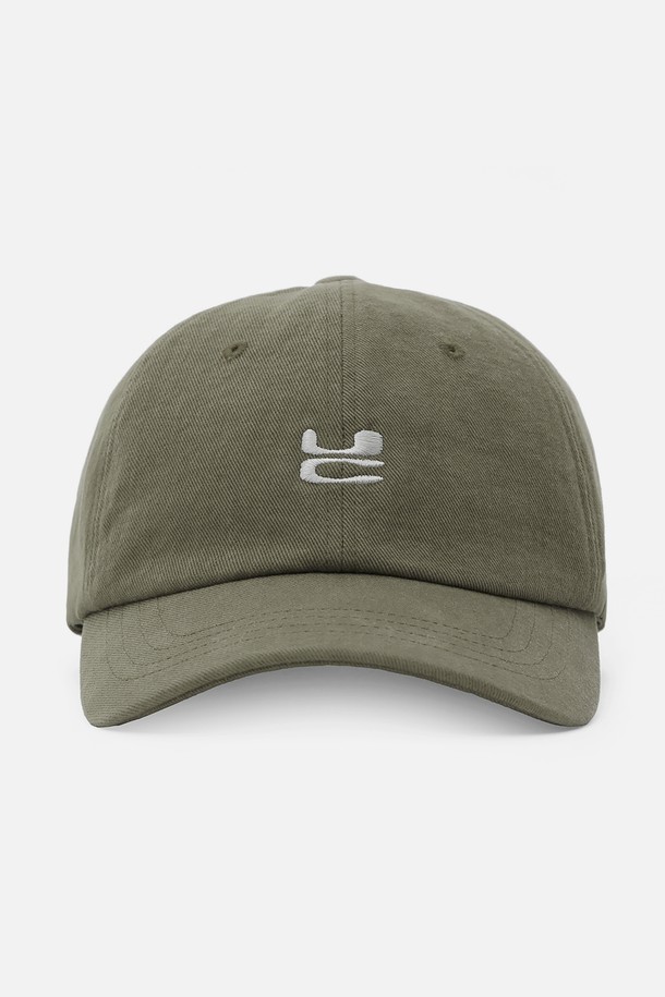 UC / WASHED B B / KHAKI (워시드 비 비 / 카키) 볼캡입니다. 부드러운 면 100% 소재로 제작되어 편안한 착용감을 선사하며, 사계절 내내 활용하기 좋습니다. 빈티지한 워싱 가공과 로고 자수 디테일이 돋보이며, 버클 스트랩으로 사이즈 조절이 가능합니다. 모자 깊이 13cm, 챙 넓이 6.5~7cm로, 캐주얼, 미니멀, 클래식 스타일 모두 소화 가능하며 동네 마실룩, 산책룩, 여행룩에 잘 어울립니다.

