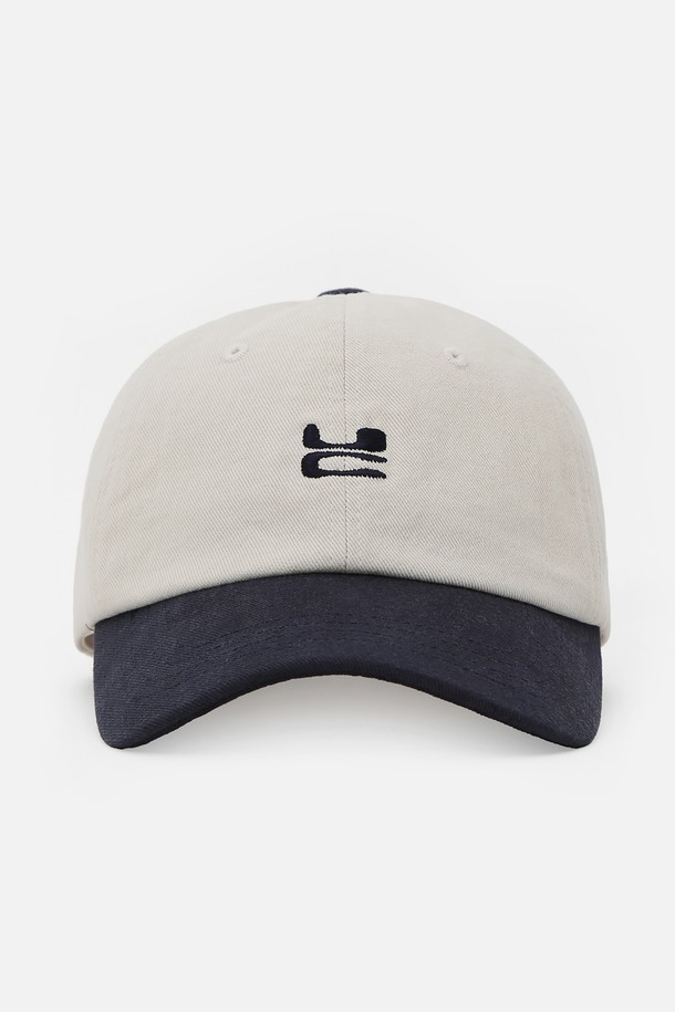 UC / 워시드 비 비 / 네이비 믹스 볼캡은 면 100% 소재로 제작되어 사계절 내내 착용하기 좋습니다. 부드러운 크라운 스타일과 빈티지한 촉감의 워싱 처리된 면 소재가 특징이며, 로고 자수 디테일로 포인트를 더했습니다. 모자 깊이 13cm, 챙 넓이 6.5~7cm로, 뒷면 버클 스트랩을 통해 사이즈 조절이 가능합니다. 캐주얼, 미니멀, 클래식 스타일의 옷차림에 잘 어울리며, 동네 마실룩이나 산책룩에 편안하게 매치할 수 있습니다.
