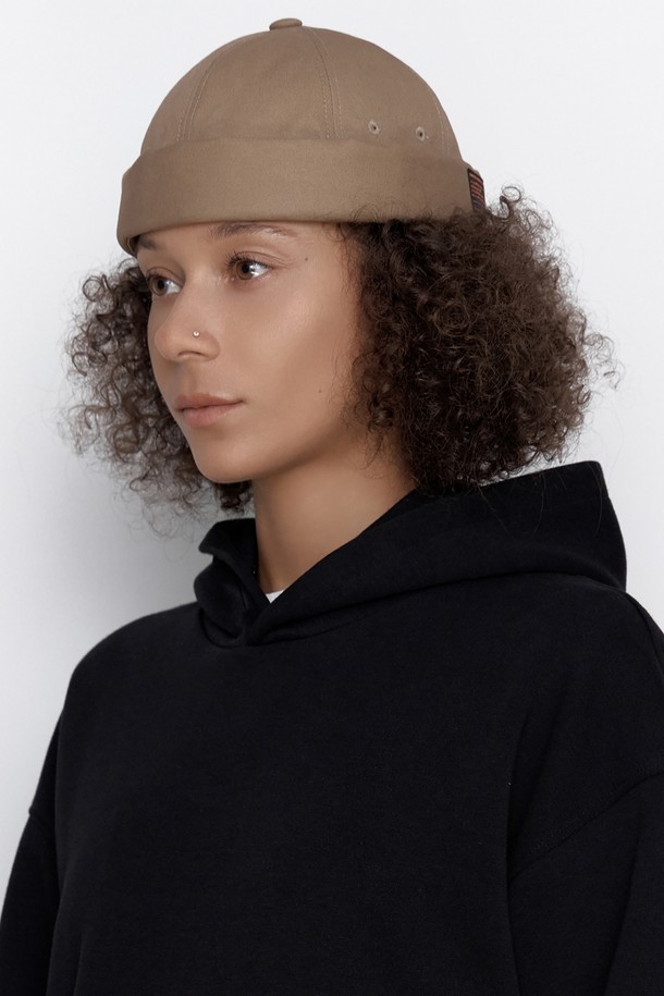 몰드캡/트윌 코튼/컴뱃/데저트입니다. 면 소재의 부드러운 촉감이 돋보이는 비니 스타일의 몰드캡으로, 사계절 내내 활용하기 좋습니다. 미니멀하고 캐주얼한 디자인으로, 동네 마실룩이나 산책룩에 자연스럽게 어울립니다. 후면 플라스틱 버클 스트랩으로 사이즈 조절이 용이하며, 7-12cm의 모자 깊이와 챙이 없는 디자인이 특징입니다. 베이지와 데저트 두 가지 컬러로 출시되었으며, 무지 패턴에 라벨과 버클 장식으로 포인트를 더했습니다. 원 사이즈(56-60cm)로 편안하게 착용할 수 있습니다.
