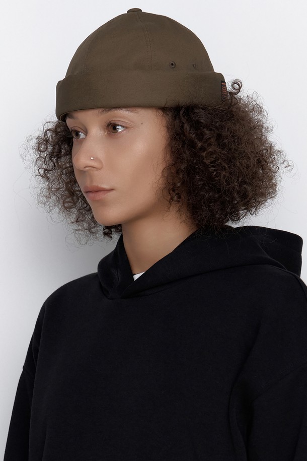 몰드 캡 (MOLD CAP) / 트윌 코튼 (TWILL COTTON) / 컴뱃 (COMBAT) / 카키는 사계절 내내 착용하기 좋은 모자입니다. 부드러운 면 소재의 트윌 (Twil) 패턴으로 제작되었으며, 비니 스타일 디자인으로 편안한 착용감을 제공합니다. 7-12cm 모자 깊이와 챙이 없는 디자인으로 캐주얼, 미니멀, 시티 보이 스타일 연출에 용이합니다. 라벨과 플라스틱 버클 스트랩 디테일이 있으며, 56-60cm 내부 둘레로 사이즈 조절이 가능하여 누구나 편안하게 착용할 수 있습니다. 동네 마실룩이나 산책룩에 매치하여 멋스러운 스타일을 완성해보세요.
