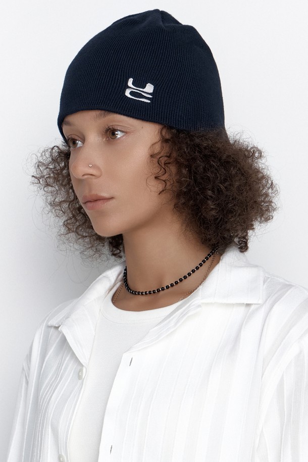 네이비 색상의 비니 (BEANIE) 입니다. 부드러운 촉감의 아크릴과 면 혼방 소재로 제작되어 사계절 내내 착용 가능합니다. No cuff 디자인으로 깔끔하며, 얇은 두께감으로 답답함 없이 착용할 수 있습니다. 실버톤 시그니처 로고 자수와 크라운 타입, 탑심 마감 디테일이 특징입니다. 산책룩, 겨울 데일리룩 등 캐주얼, 미니멀, 클래식 스타일 모두에 잘 어울립니다.
