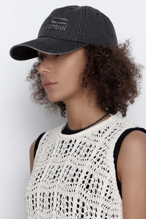 UC / 바이오 워시드 비 비 / 옥스 차콜 볼캡입니다. 부드러운 면 소재에 바이오 워싱 가공을 더해 자연스러운 색감과 편안한 착용감을 선사합니다. 모자 깊이가 깊고 챙 길이가 7.5~8cm로 제작되었으며, 로고 자수와 메탈 버클 디테일이 돋보입니다. 사이즈 조절이 가능하며, 캐주얼, 미니멀, 시티보이 스타일을 연출하기 좋습니다. 동네 마실룩이나 산책룩에 매치하여 편안하면서도 스타일리시한 룩을 완성해보세요.
