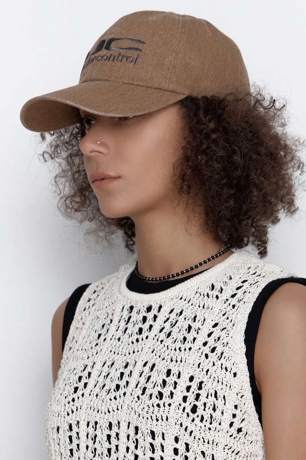 유씨 / 바이오 워시드 비 비 / 옥스 데저트 볼캡은 부드러운 촉감의 면 100% 소재로 제작되어 편안한 착용감을 선사합니다. 깊은 모자 깊이와 7.5~8cm의 챙 넓이로 안정적인 핏을 제공하며, 바이오 워싱 가공을 통해 자연스러운 색감과 워싱감을 더했습니다. 데저트 컬러에 로고 자수와 메탈 버클 디테일이 더해져 캐주얼, 미니멀, 시티보이 스타일을 연출하기 좋습니다. 사이즈 조절 기능으로 편안하게 착용할 수 있으며, 동네 마실룩, 산책룩, 여행룩 등 다양한 TPO에 활용하기 좋은 아이템입니다. 봄, 여름, 가을 계절에 착용하기 좋은 얇은 두께감의 볼캡입니다.
