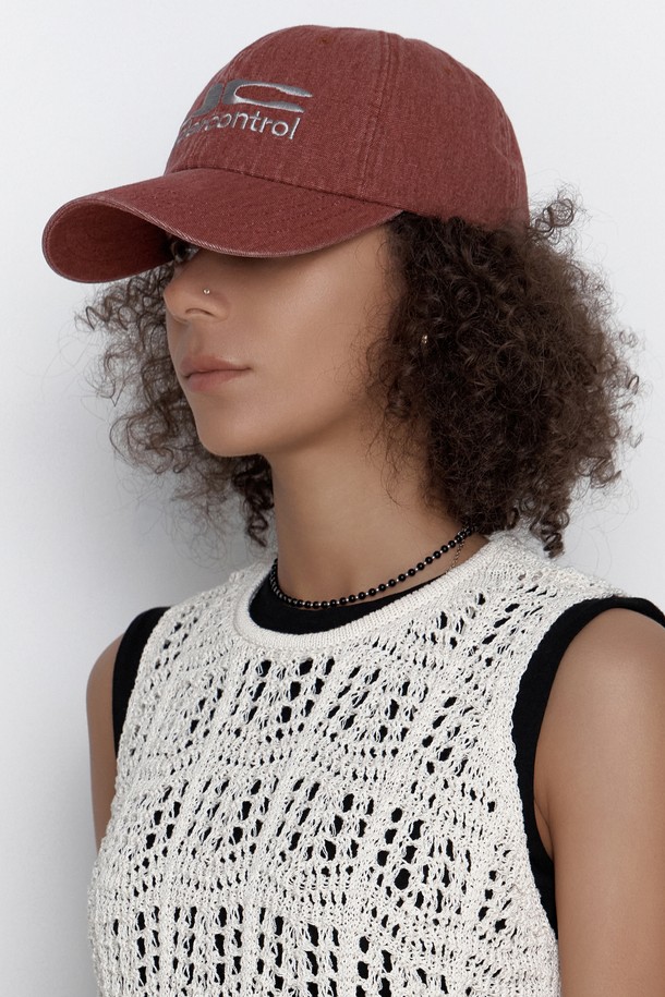 UC / 바이오 워시드 비비 / 옥스포드 레드는 부드러운 면 소재로 제작된 볼캡입니다. 깊은 모자 깊이와 7.5~8cm의 챙 넓이로 편안한 착용감을 선사하며, 일상, 산책, 여행 등 다양한 TPO에 활용하기 좋습니다. 바이오 워싱 가공을 통해 자연스러운 멋을 더했으며, 뒷면 메탈 버클 스트랩으로 사이즈 조절이 용이합니다. 전면에 로고 자수, 뒷면 미니 라벨, 그리고 미니멀, 캐주얼, 스트리트 스타일을 연출하기 좋은 디자인입니다.
