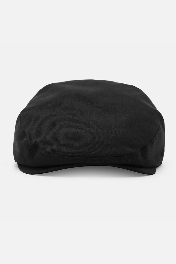 **UC / 헌팅 / 페이드 블랙**

부드러운 면 소재로 제작된, 남녀 공용 헌팅캡입니다. 자연스러운 페이드 가공으로 빈티지한 멋을 더했으며, 착용할수록 더욱 멋스러운 디자인을 자랑합니다. 5cm 챙 너비에 소프크 크라운 형태, 얇은 두께감으로 편안한 착용감을 제공합니다. 엠보싱 메달 라벨로 포인트를 더했으며, 통기성과 리버시블 기능을 갖춰 두 가지 스타일을 연출할 수 있습니다. 동네 마실룩, 산책룩, 여행룩 등 캐주얼, 미니멀, 클래식 스타일 모두에 잘 어울립니다.
