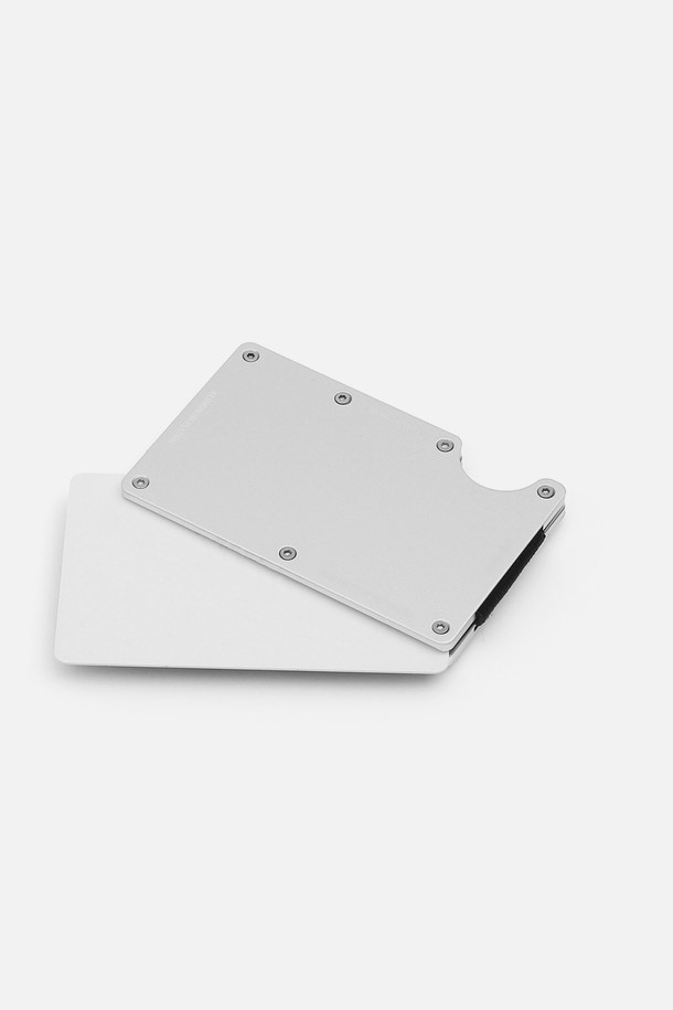 URH - G - 004 - AI ALLOY CLIP (알로이 클립)은 남녀 모두 사용할 수 있는 머니클립입니다. 심플하고 모던한 스타일로, 비즈니스 캐주얼에 잘 어울리며, 미니멀하고 클래식한 분위기를 연출합니다. 실버와 화이트 두 가지 색상으로 제공되며, 에폭시와 합성 소재를 사용하여 제작되었습니다. 클립형 잠금 방식으로, 소지품을 안전하게 보관할 수 있습니다. 무지 디자인의 머니클립으로, 일상생활에서 간편하게 사용할 수 있습니다.
