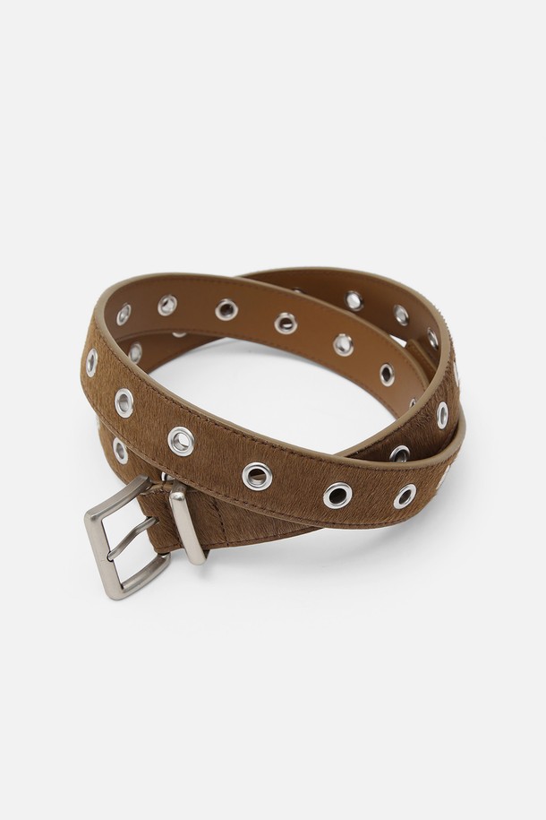 헤어카프 소재의 "헤어카프 벨트 / 아이렛 / 브라운" 제품입니다. 캐주얼하고 미니멀한 스타일에 잘 어울리는 브라운 컬러의 벨트로, 일상복에 포인트를 더할 수 있습니다. 아일렛 디테일이 돋보이는 디자인으로, 버클 여밈 방식입니다. 무지 패턴으로 제작되어 어떤 스타일에도 매치하기 용이합니다.
